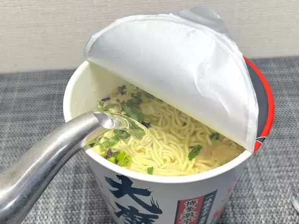 「「痛い！」がスープに溶かすと旨辛に　“死神級”唐辛子入りラーメンを食べてみた」の画像