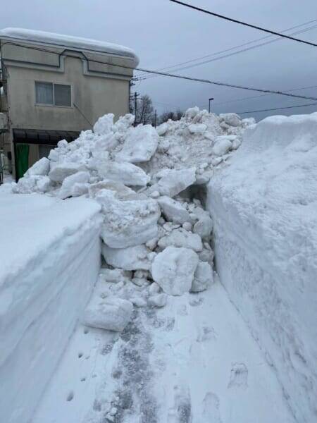 大雪により塞がれた道がゲームあるある「今はまだ通れないみたいだ」
