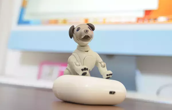 「ワンコインでaibo愛を満喫　カプセルトイ「aiboアクションフィギュア2」の魅力に迫る」の画像