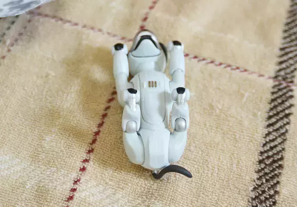 「ワンコインでaibo愛を満喫　カプセルトイ「aiboアクションフィギュア2」の魅力に迫る」の画像