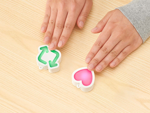 いいねをもっと押したいあなたへ「物理的に押せる！SNSタッチライト」爆誕　カプセルトイとして5月下旬に発売