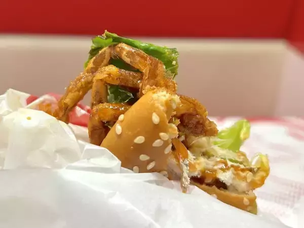 「ドムドムが“カニまるごと”の衝撃バーガーを再販　新作コチュジャン味を食べてみた」の画像