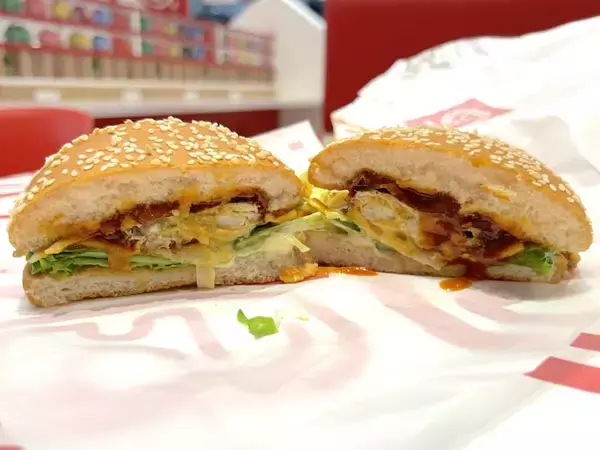 「ドムドムが“カニまるごと”の衝撃バーガーを再販　新作コチュジャン味を食べてみた」の画像