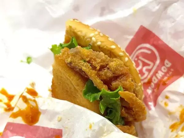 「ドムドムが“カニまるごと”の衝撃バーガーを再販　新作コチュジャン味を食べてみた」の画像
