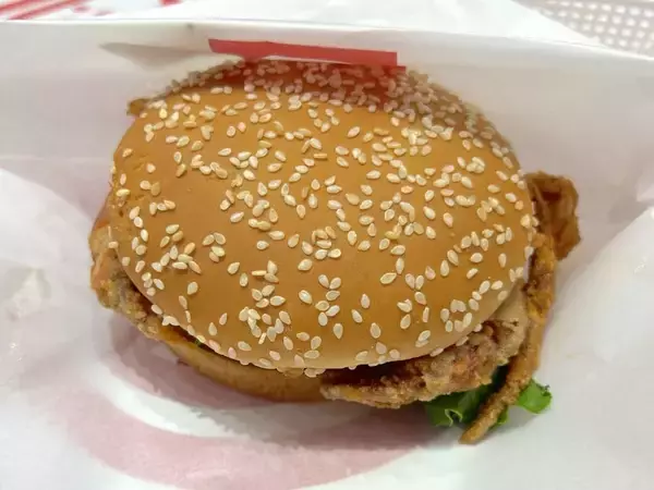 「ドムドムが“カニまるごと”の衝撃バーガーを再販　新作コチュジャン味を食べてみた」の画像