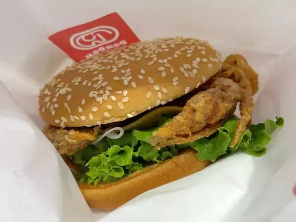 「ドムドムが“カニまるごと”の衝撃バーガーを再販　新作コチュジャン味を食べてみた」の画像