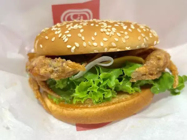 「ドムドムが“カニまるごと”の衝撃バーガーを再販　新作コチュジャン味を食べてみた」の画像