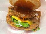 「ドムドムが“カニまるごと”の衝撃バーガーを再販　新作コチュジャン味を食べてみた」の画像7