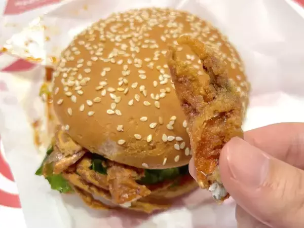 「ドムドムが“カニまるごと”の衝撃バーガーを再販　新作コチュジャン味を食べてみた」の画像