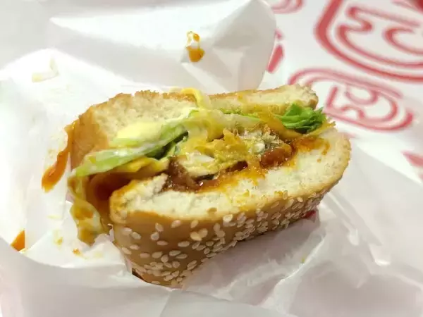 「ドムドムが“カニまるごと”の衝撃バーガーを再販　新作コチュジャン味を食べてみた」の画像