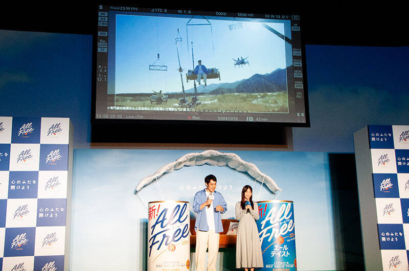 松山ケンイチ、ソファーに乗って空を舞う！「オールフリー」新CMの撮影秘話語る