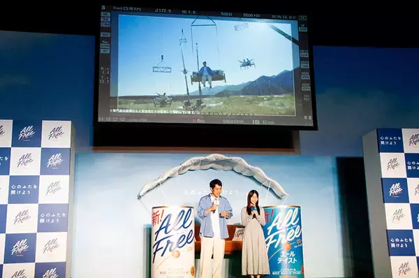 「松山ケンイチ、ソファーに乗って空を舞う！「オールフリー」新CMの撮影秘話語る」の画像