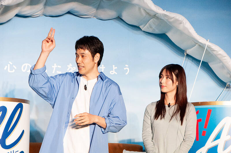松山ケンイチ、ソファーに乗って空を舞う！「オールフリー」新CMの撮影秘話語る