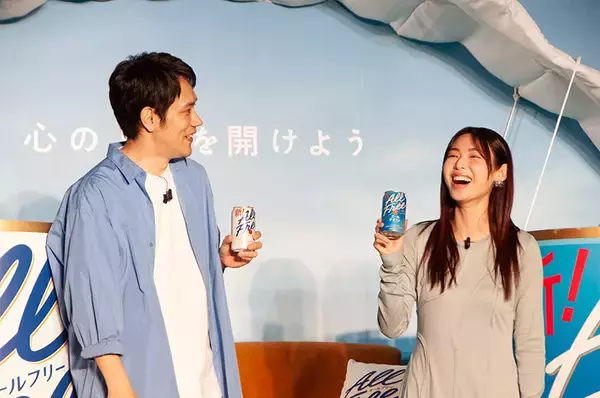「松山ケンイチ、ソファーに乗って空を舞う！「オールフリー」新CMの撮影秘話語る」の画像