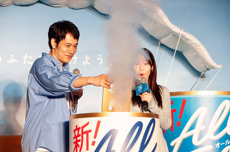 松山ケンイチ、ソファーに乗って空を舞う！「オールフリー」新CMの撮影秘話語る