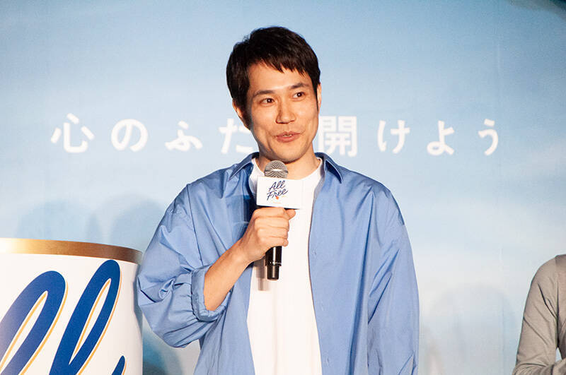 松山ケンイチ、ソファーに乗って空を舞う！「オールフリー」新CMの撮影秘話語る