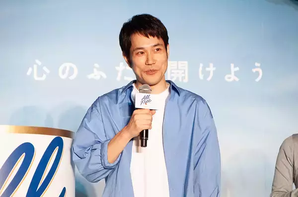 「松山ケンイチ、ソファーに乗って空を舞う！「オールフリー」新CMの撮影秘話語る」の画像