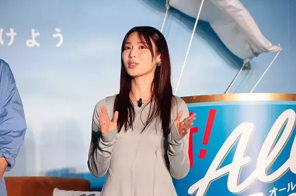 「松山ケンイチ、ソファーに乗って空を舞う！「オールフリー」新CMの撮影秘話語る」の画像