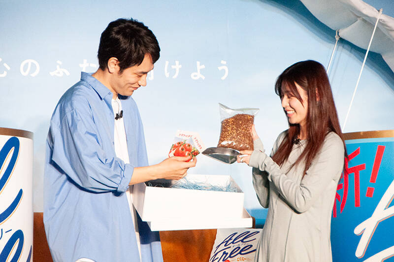 松山ケンイチ、ソファーに乗って空を舞う！「オールフリー」新CMの撮影秘話語る