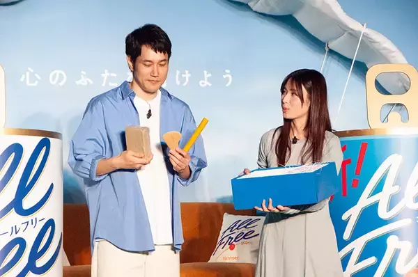 「松山ケンイチ、ソファーに乗って空を舞う！「オールフリー」新CMの撮影秘話語る」の画像