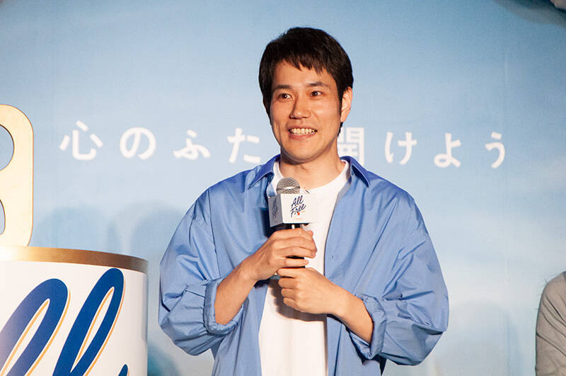 松山ケンイチ、ソファーに乗って空を舞う！「オールフリー」新CMの撮影秘話語る