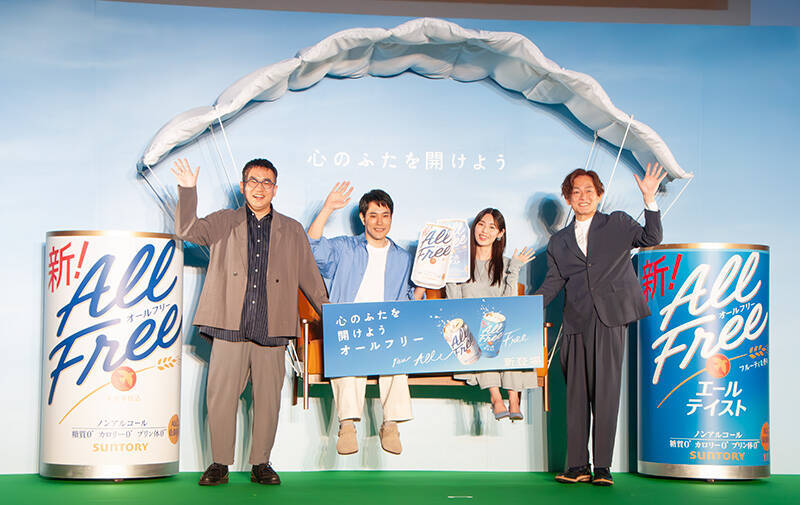 松山ケンイチ、ソファーに乗って空を舞う！「オールフリー」新CMの撮影秘話語る