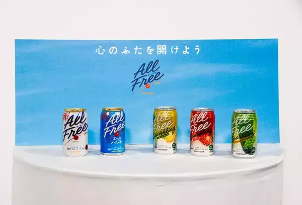 「松山ケンイチ、ソファーに乗って空を舞う！「オールフリー」新CMの撮影秘話語る」の画像