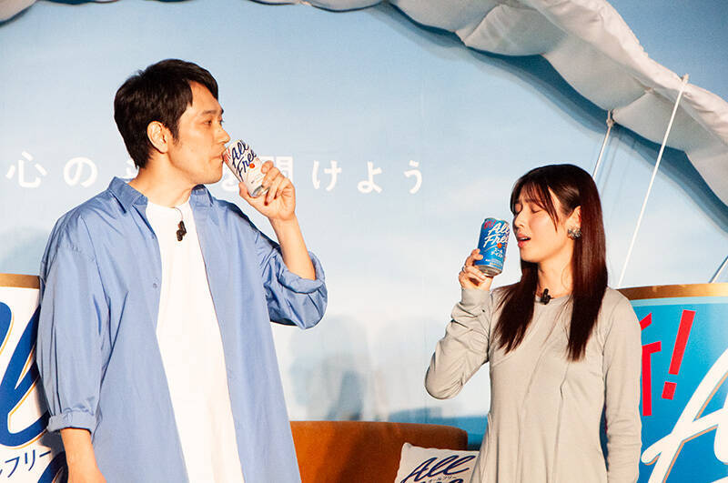 松山ケンイチ、ソファーに乗って空を舞う！「オールフリー」新CMの撮影秘話語る