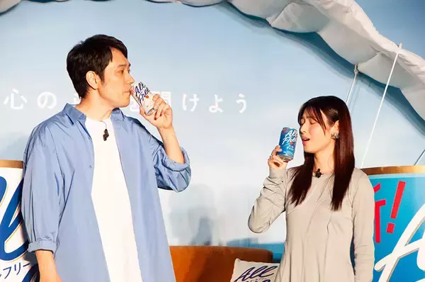 「松山ケンイチ、ソファーに乗って空を舞う！「オールフリー」新CMの撮影秘話語る」の画像