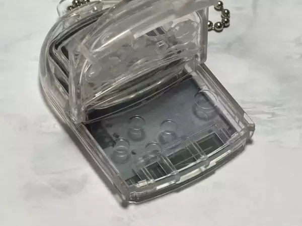 「初代PSの名機「ポケステ」のカプセルトイ回してみた　スケルトンが懐かしすぎる」の画像