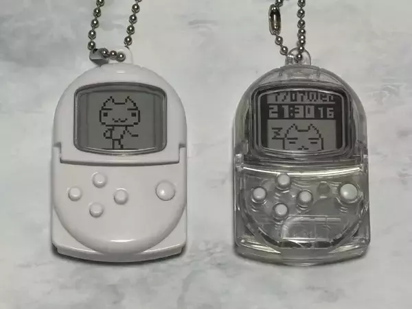 「初代PSの名機「ポケステ」のカプセルトイ回してみた　スケルトンが懐かしすぎる」の画像