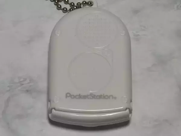 「初代PSの名機「ポケステ」のカプセルトイ回してみた　スケルトンが懐かしすぎる」の画像