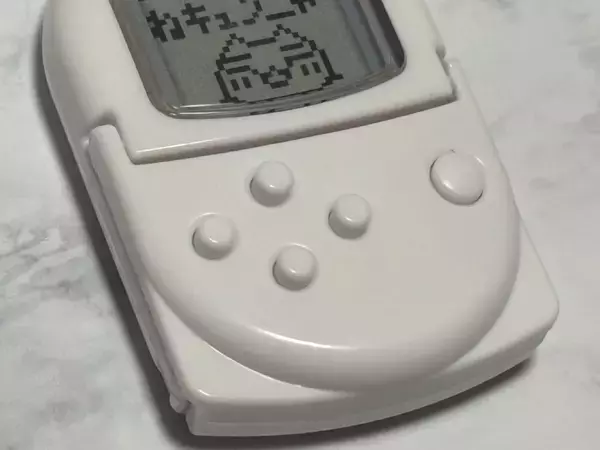 「初代PSの名機「ポケステ」のカプセルトイ回してみた　スケルトンが懐かしすぎる」の画像