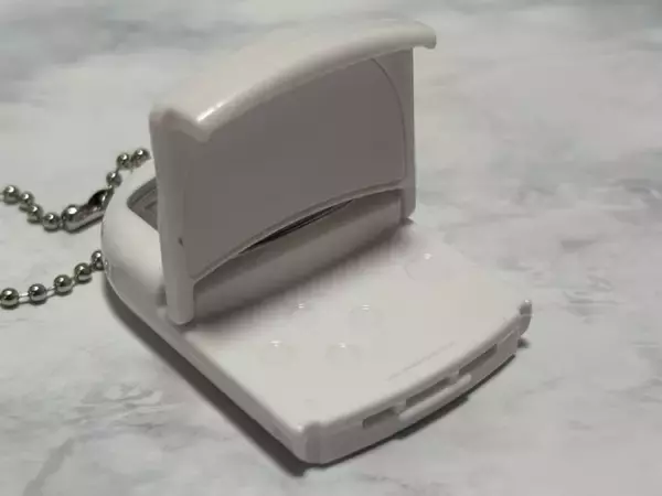 「初代PSの名機「ポケステ」のカプセルトイ回してみた　スケルトンが懐かしすぎる」の画像