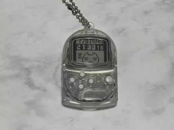 「初代PSの名機「ポケステ」のカプセルトイ回してみた　スケルトンが懐かしすぎる」の画像