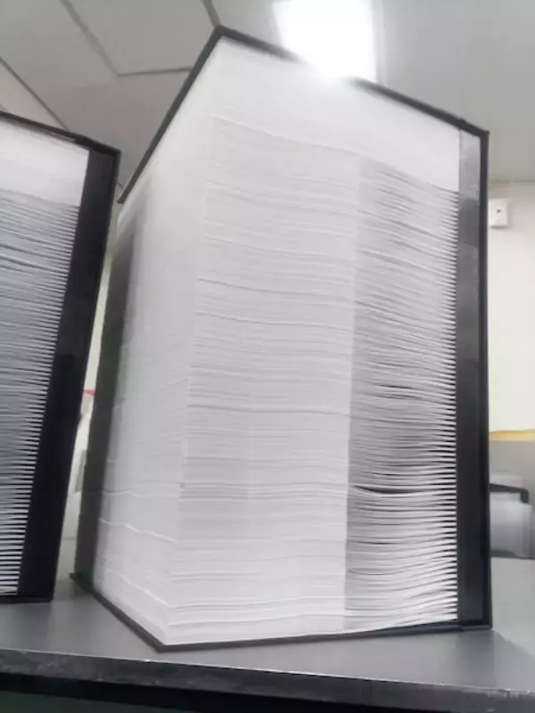 背厚30cm超・重さ約5kg　“鈍器”どころではない契約書製本の世界