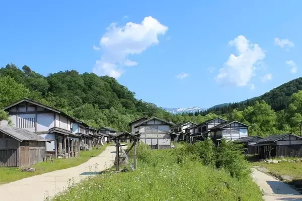 秘境ロケ地の魅力とは？山形「スタジオセディック庄内オープンセット」が正直お知らせ→「秘境です」「だがそれがいい」