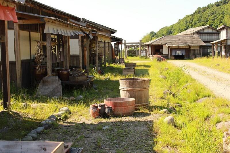 秘境ロケ地の魅力とは？山形「スタジオセディック庄内オープンセット」が正直お知らせ→「秘境です」「だがそれがいい」