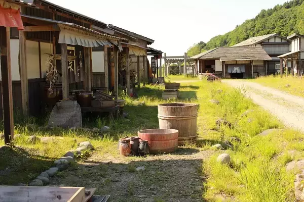 「秘境ロケ地の魅力とは？山形「スタジオセディック庄内オープンセット」が正直お知らせ→「秘境です」「だがそれがいい」」の画像