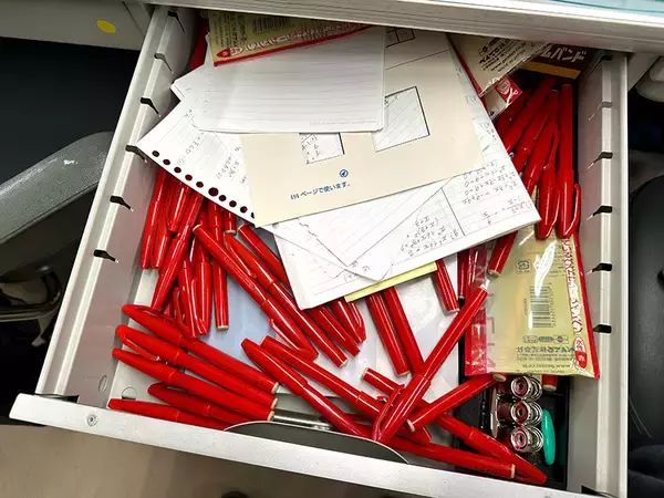 「この涙は懐かしさ……なのか？ 展示「あの職員室」で特大感情を揺さぶられたレポート」の画像