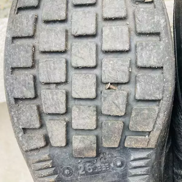 「靴底に刺さった小さな釘にゾッ……消防士が身を持って教える「足元の危険」」の画像