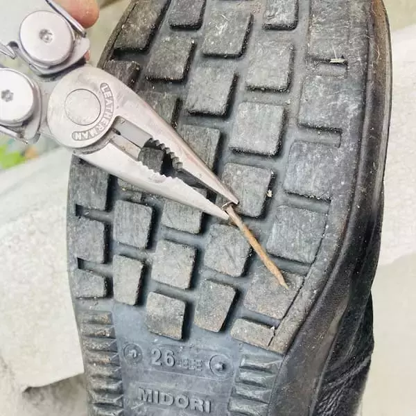 「靴底に刺さった小さな釘にゾッ……消防士が身を持って教える「足元の危険」」の画像