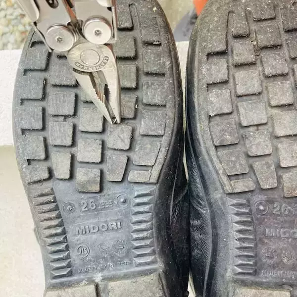 「靴底に刺さった小さな釘にゾッ……消防士が身を持って教える「足元の危険」」の画像