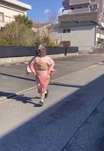 馬のマスクをかぶって着物で爆走　あまりに情報量の多い正月動画がXで話題