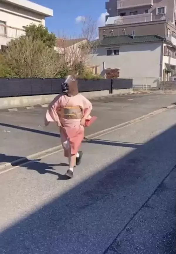 馬のマスクをかぶって着物で爆走　あまりに情報量の多い正月動画がXで話題