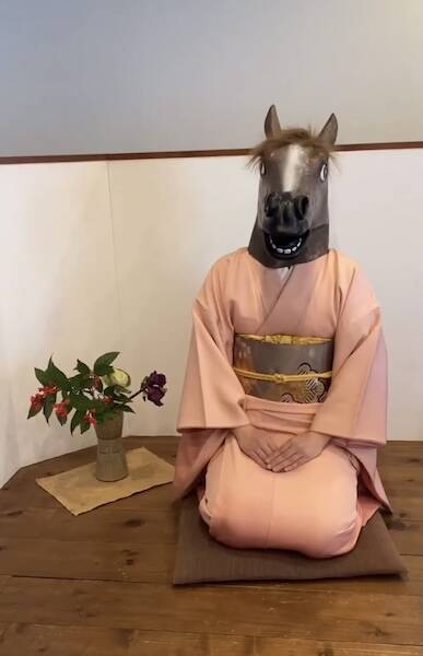 馬のマスクをかぶって着物で爆走　あまりに情報量の多い正月動画がXで話題