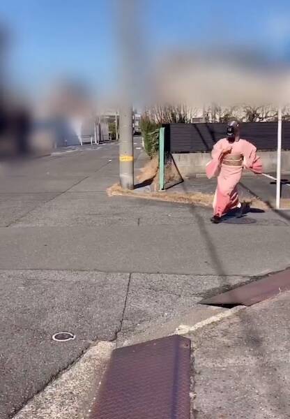 馬のマスクをかぶって着物で爆走　あまりに情報量の多い正月動画がXで話題