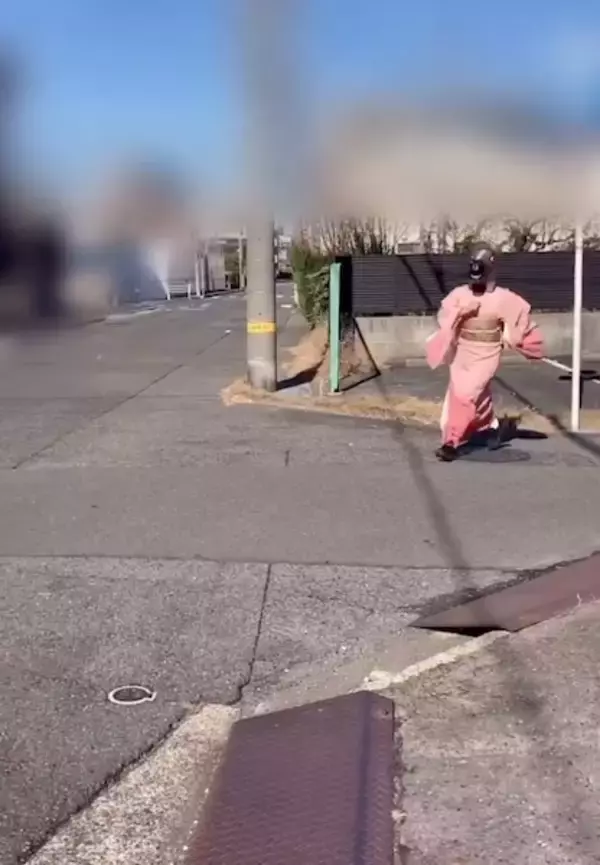 「馬のマスクをかぶって着物で爆走　あまりに情報量の多い正月動画がXで話題」の画像