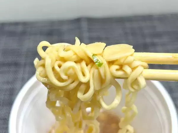 「にんにくの暴力！！リュウジさん監修“バカの考えたサッポロ一番”がウマすぎた」の画像