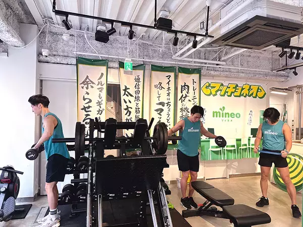 「デブ記者、マッチョに囲まれて筋トレする　mineoの「ギガ肥満」解消イベントに行ってみた」の画像